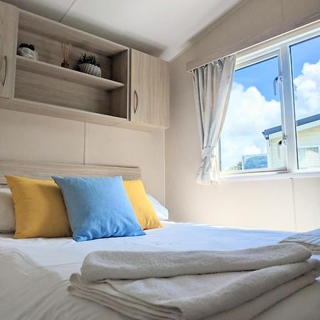 Large 4 Person Couples And Family Caravan In Newquay Bay Resort Bagian luar foto