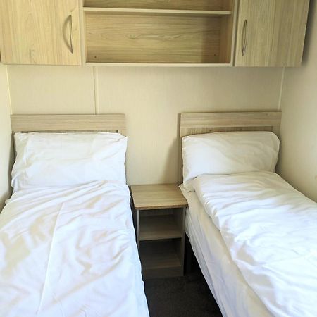 Large 4 Person Couples And Family Caravan In Newquay Bay Resort Bagian luar foto
