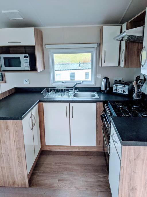 Large 4 Person Couples And Family Caravan In Newquay Bay Resort Bagian luar foto