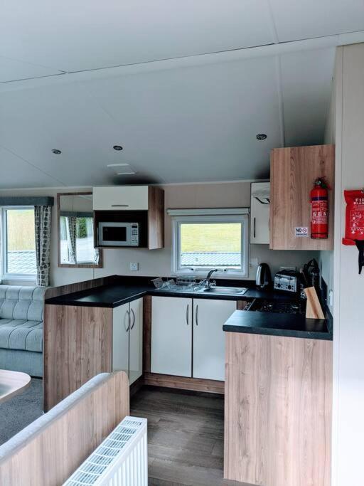 Large 4 Person Couples And Family Caravan In Newquay Bay Resort Bagian luar foto