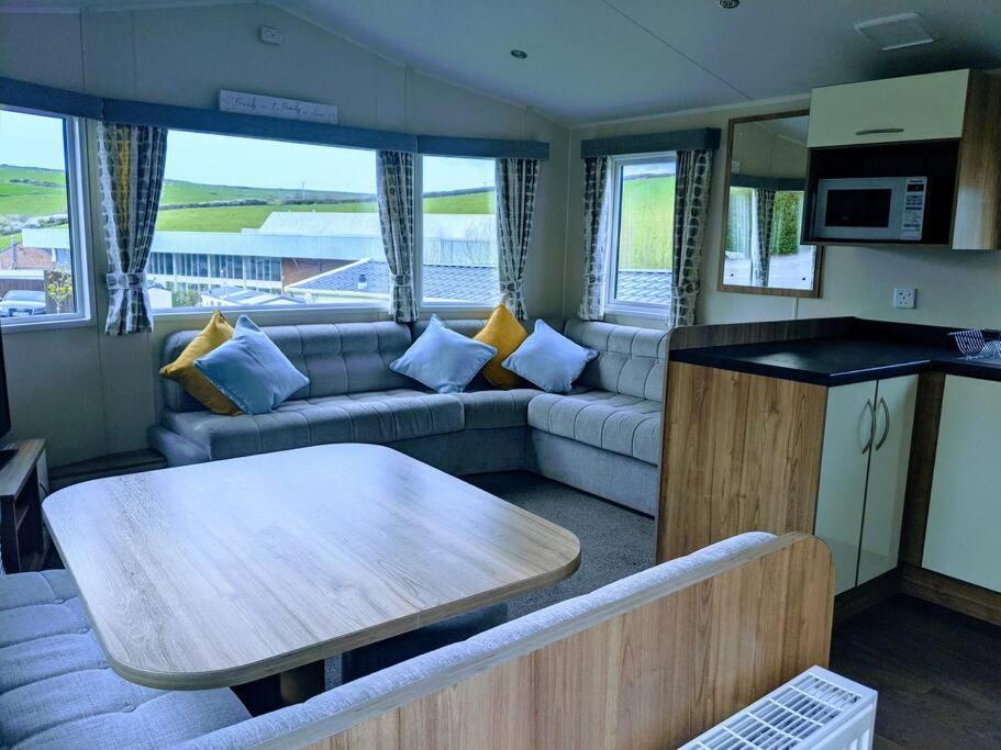 Large 4 Person Couples And Family Caravan In Newquay Bay Resort Bagian luar foto
