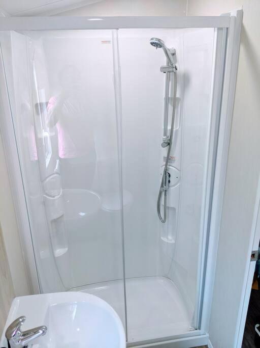Large 4 Person Couples And Family Caravan In Newquay Bay Resort Bagian luar foto