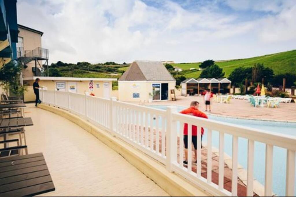 Large 4 Person Couples And Family Caravan In Newquay Bay Resort Bagian luar foto