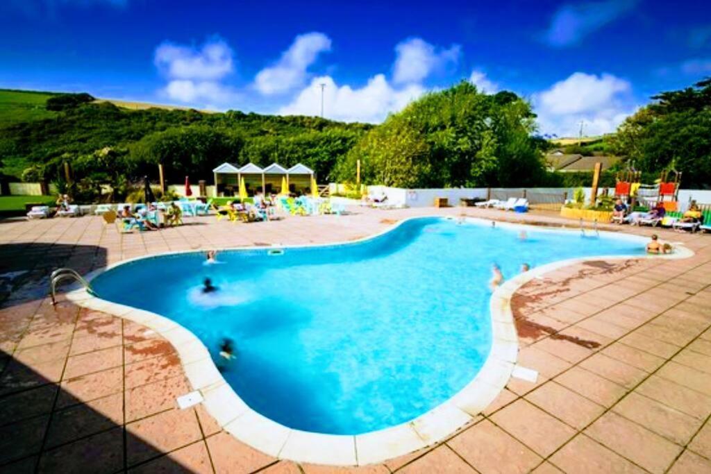 Large 4 Person Couples And Family Caravan In Newquay Bay Resort Bagian luar foto