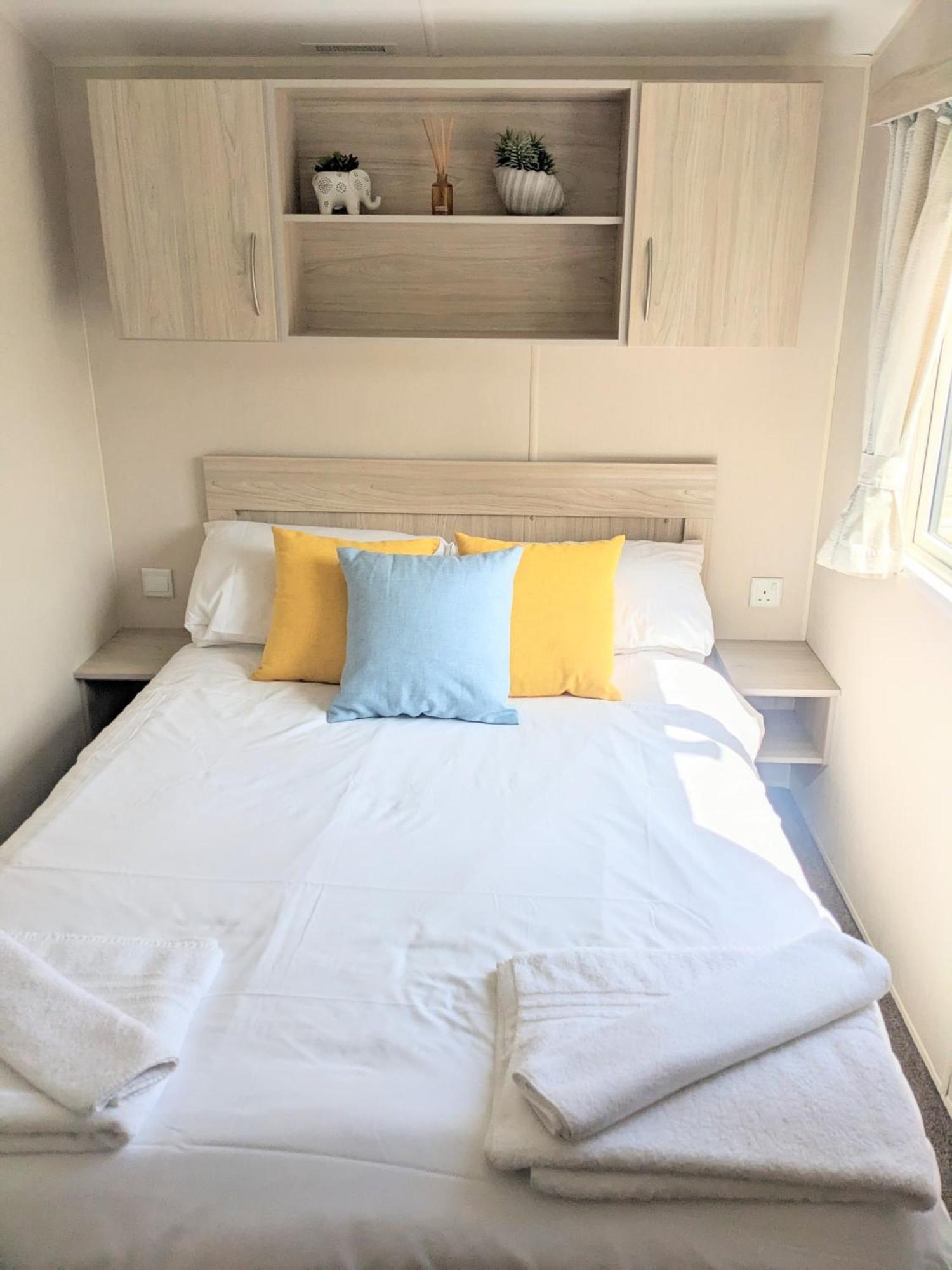 Large 4 Person Couples And Family Caravan In Newquay Bay Resort Bagian luar foto